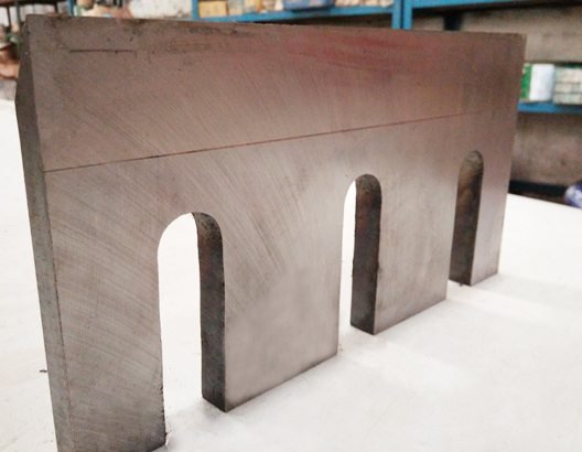 Alloy steel blade